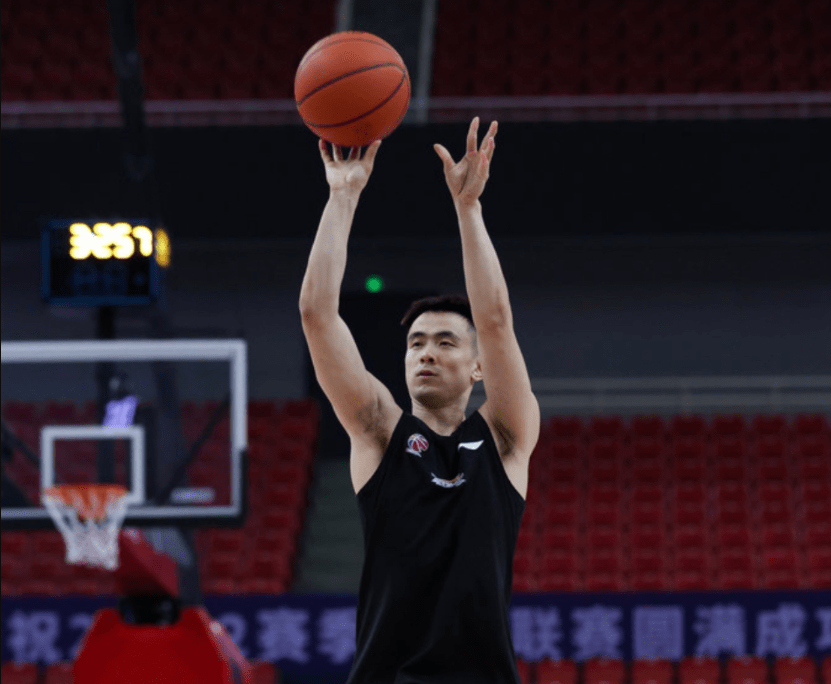 赵继伟还练习了三分投篮.