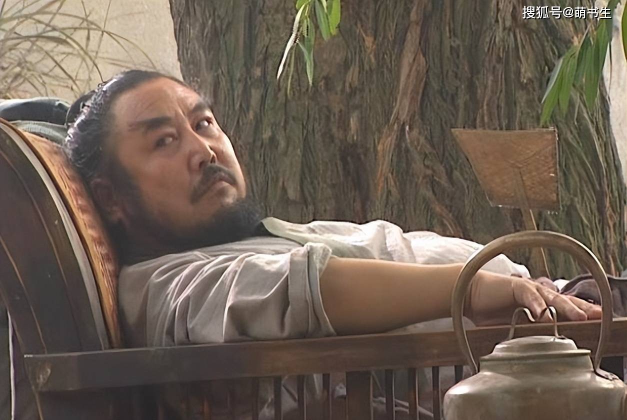 知府通过叶孔目知道了张都监接受了蒋门神若干银子,通同张团练,设计排