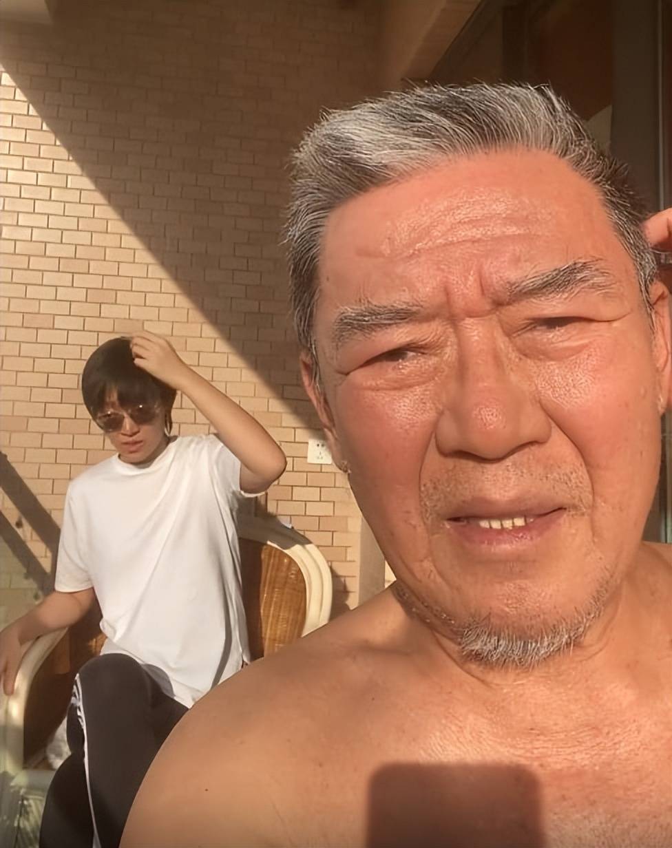 抽3块钱的"大前门",光膀子在阳台晒太阳_生活_明星_老人