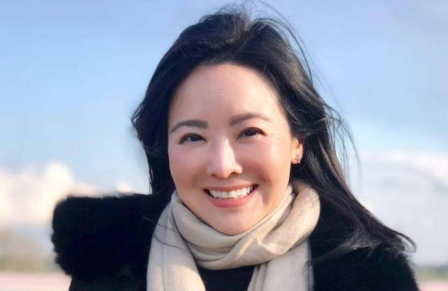 50岁袁美颖近照曝光气色红润似少女曾18岁就远嫁印尼当阔太