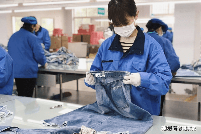 老员工被辞获赔10万,公司以高薪返聘,开出的条件套路满满_小纪_劳动_