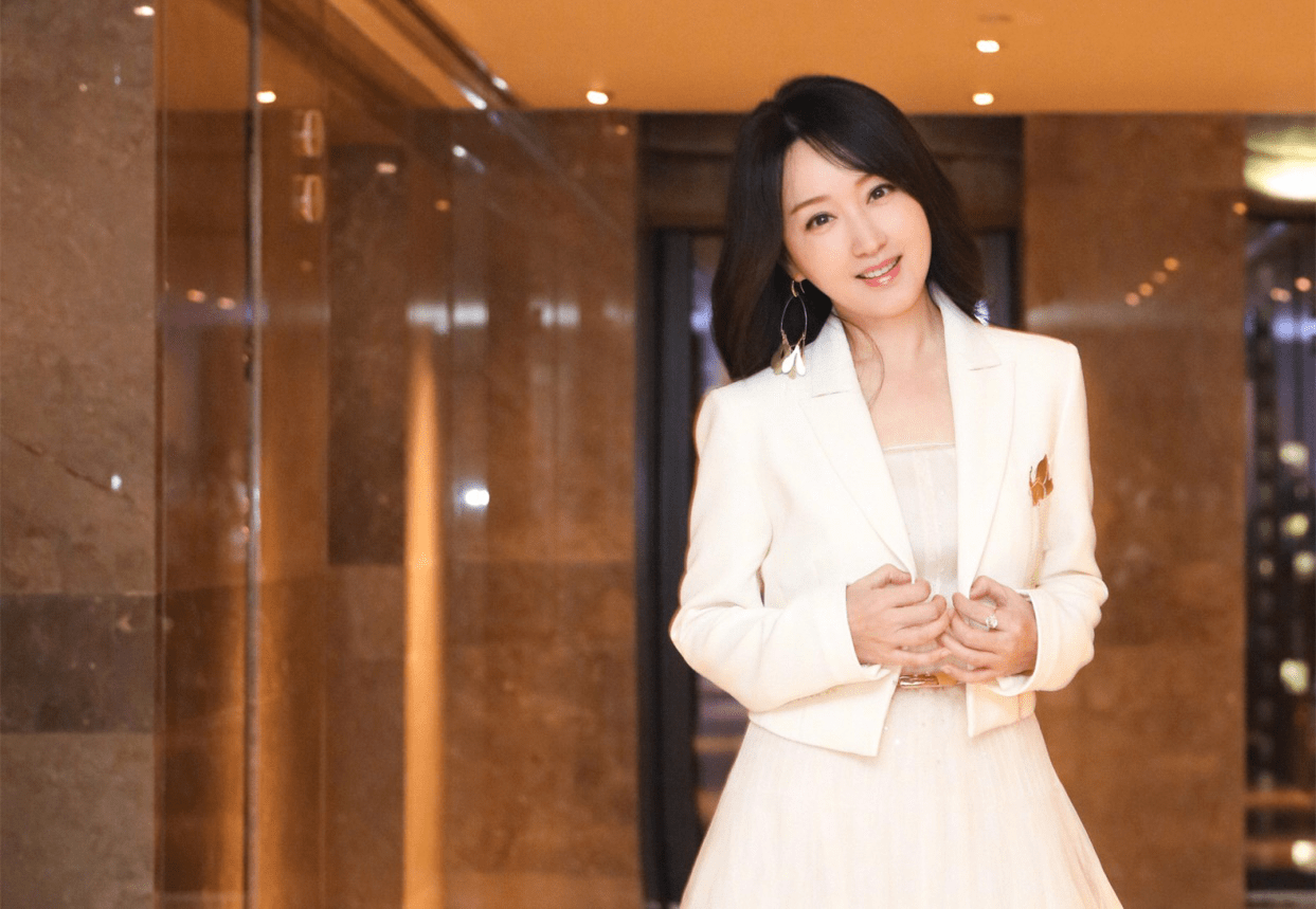 杨钰莹不认老喜欢全白色搭配清纯甜美48岁依旧是玉女