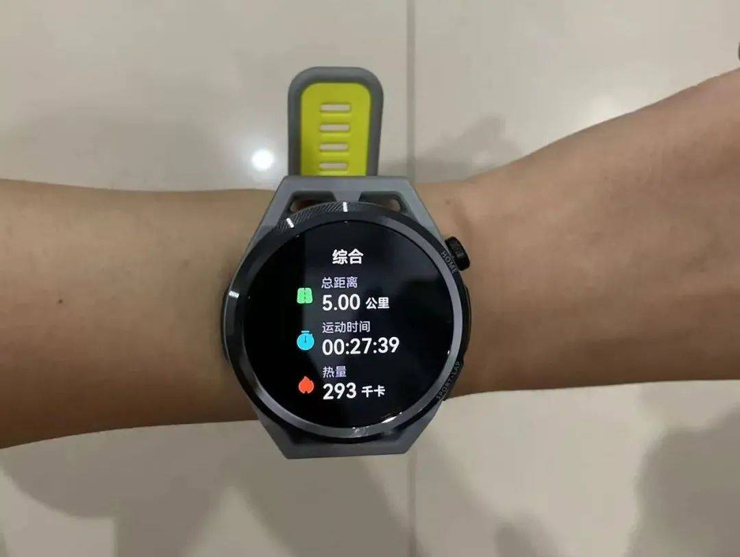 跑步过程中,和其他系列的华为手表一样,会每公里语音报时,平均每公里