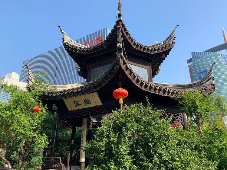 无锡公花园有美丽繁茂的植物,有古色古香的亭台楼阁,有蜿蜒的小路,有