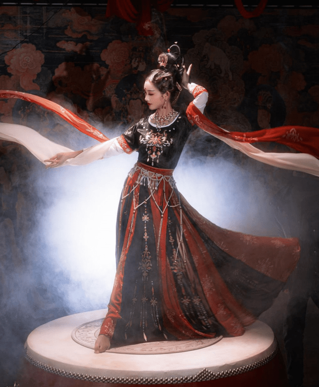 原创汉服中的经典配色红黑张扬与稳重并存再过十年也不会过时