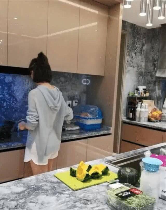 原创36岁佟丽娅真放得开在家做饭短裤短到大腿根穿着像邻家姐姐