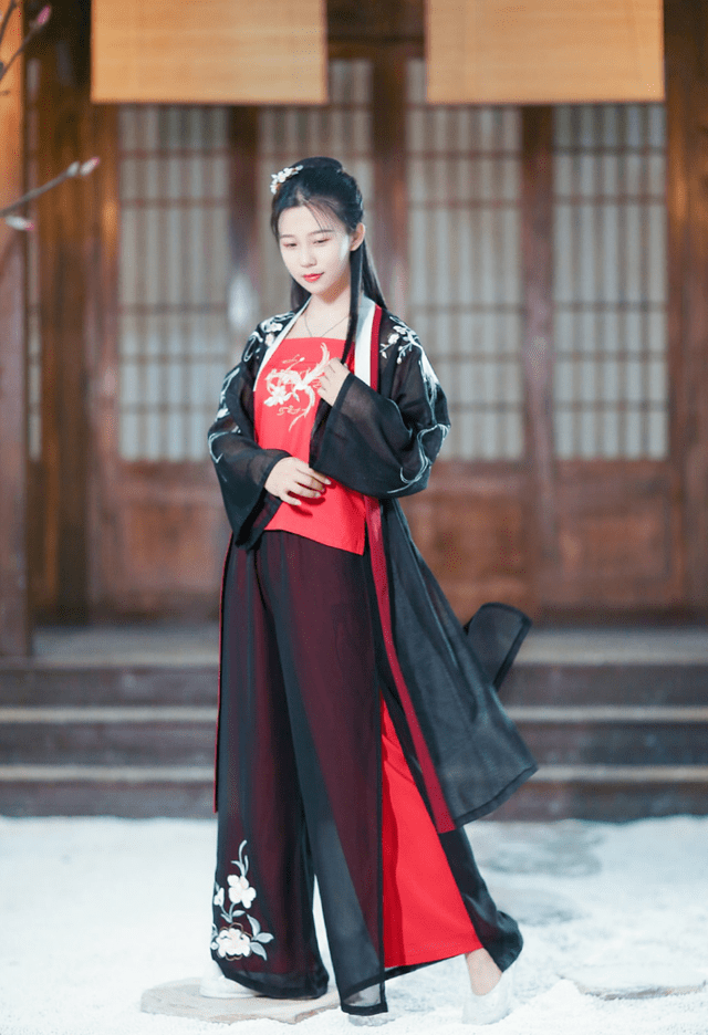 原创汉服中的经典配色红黑张扬与稳重并存再过十年也不会过时