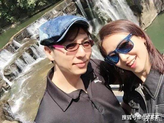 她出身书香门第,经历2段婚姻,如今53岁很美很幸福_翁虹_伍伟杰_老公