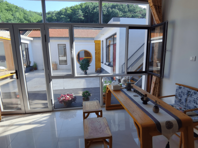 北京怀柔喇叭沟门枫林阁精品民宿蓝天白云下的精致乡野院落