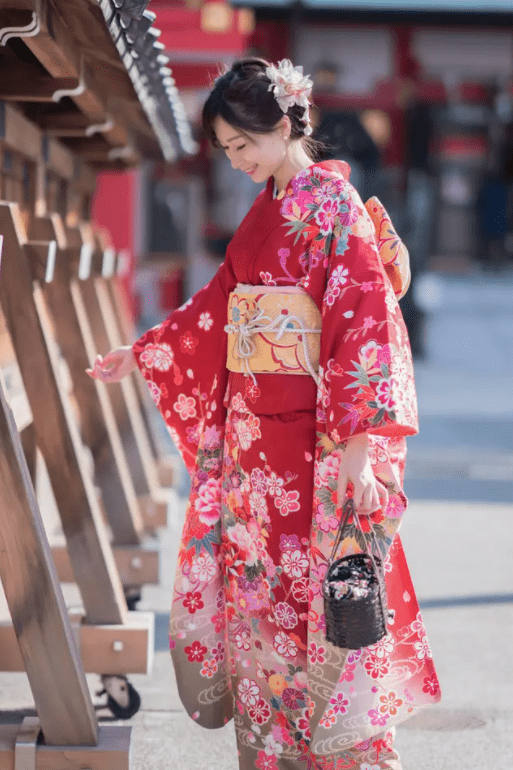 称想打她,路人反应好评_女子公园内穿和服拍照遭路人围劝_孩子_文化