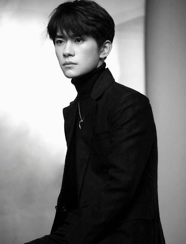 更有人联系易烊千玺的采访,锁定了一个叫阿深的朋友展开想象.