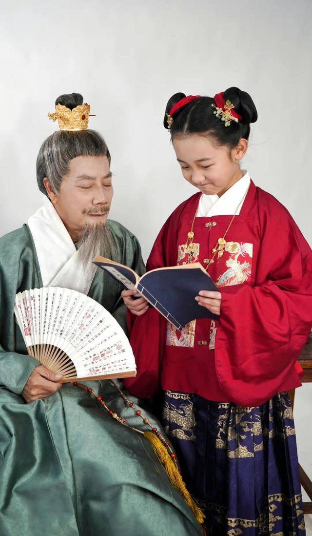 原创祖孙两代人一起穿汉服画面温馨又美好网友太让人羡慕了
