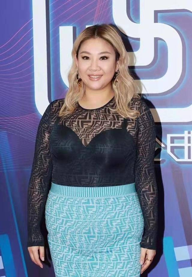 原创大码女明星郑欣宜用蕾丝搭针织尽显丰满美优雅气质真惹眼