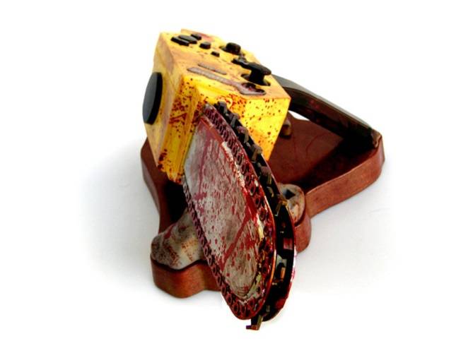 这款外型独特的手柄包装在充满"血浆"的盒子里,而血迹斑斑的电锯外观