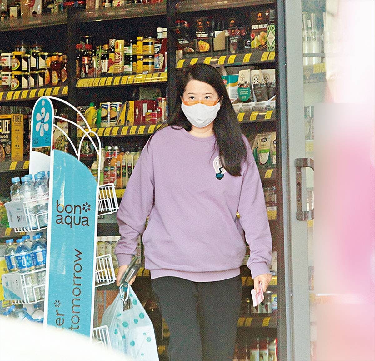 陈锦鸿北上赚钱养家,妻子出门为14岁自闭症儿子买药,近照曝光_杜雯惠