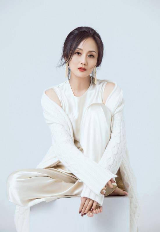 "最美挂历女郎"近照曝光,52岁容颜未改风韵犹存_李颖_生活_卢玉琪