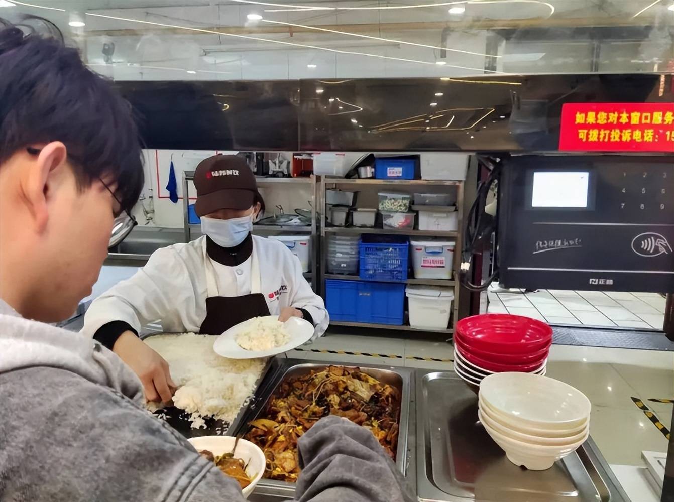 河南中医药大学"火"了,食堂伙食超实惠,午餐5元晚餐3元管饱