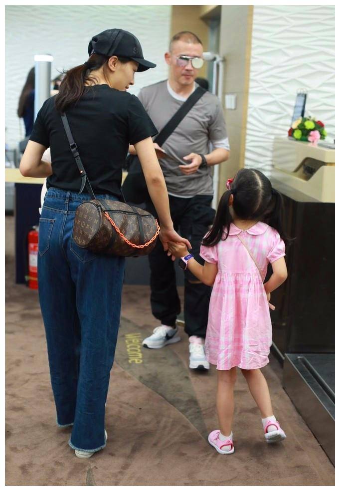 秦子越的知名度比不上丈夫,但从她们多次在机场look可以看出,秦子越是
