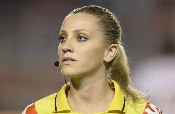 原创美女裁判因擦香汗爆红绝美容貌俏身材调皮裁判遭球迷骚扰