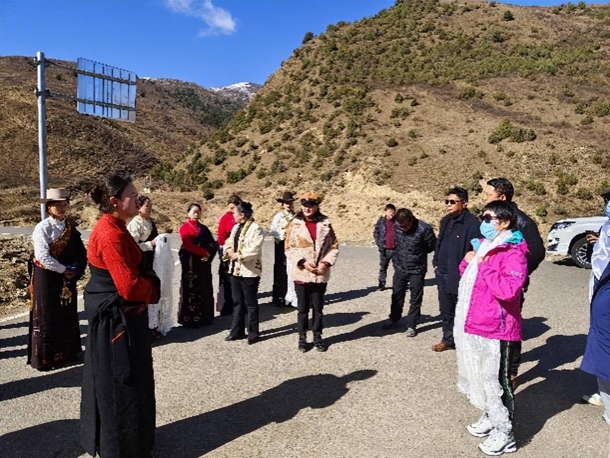 甘孜州藏地莲花文化传播有限责任公司携专家团队赴色达调研