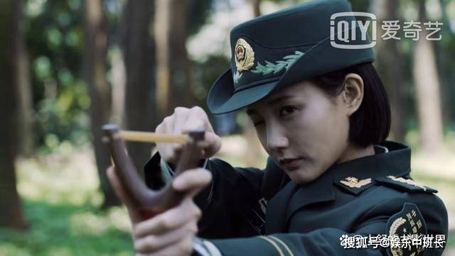 而电视剧中用一个镜头概况:燕破岳可以一次打中一个可乐瓶子,艾千雪在