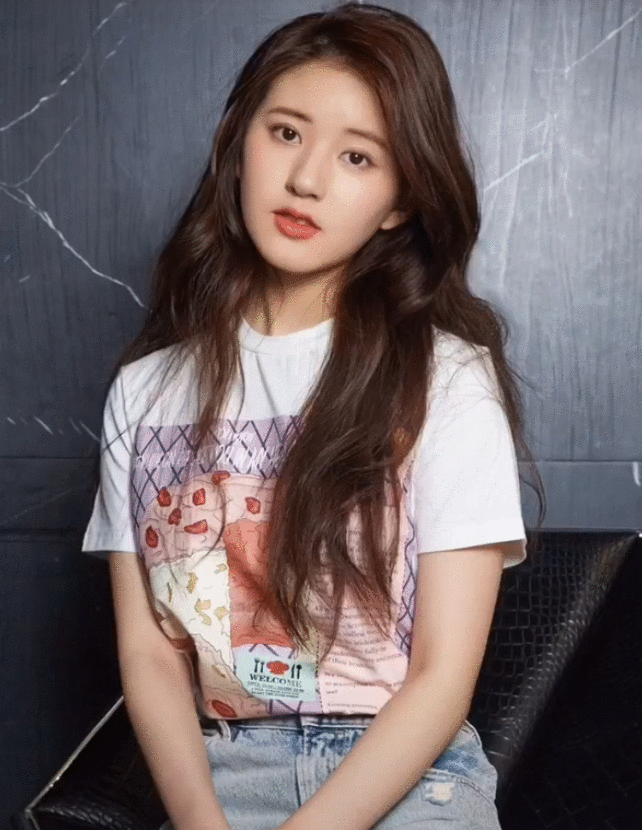 赵露思清纯范真的好强优雅漫步在草地之间真的美成仙女