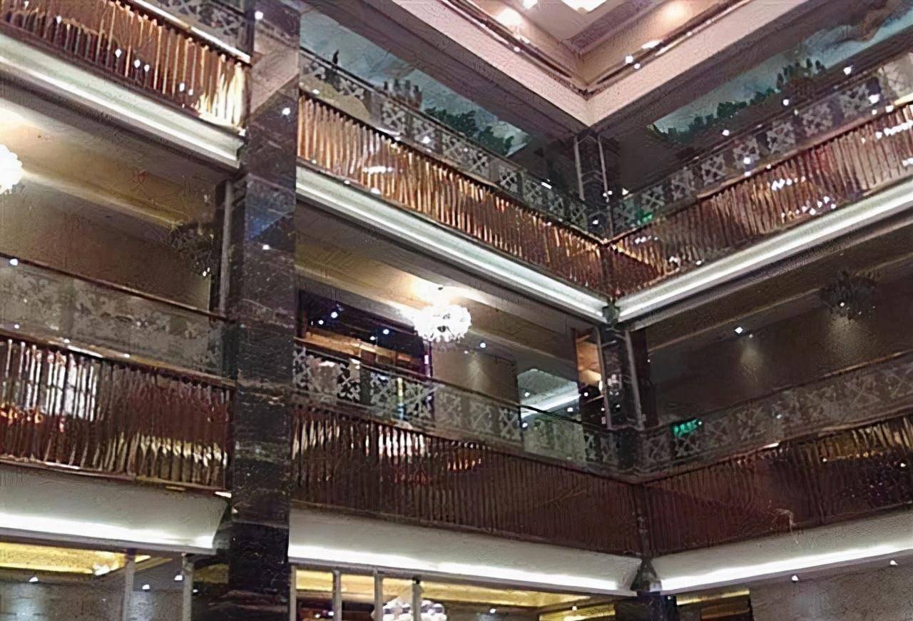 原创2016年郑州红馆覆灭300警力扫荡40分钟男男女女装满6辆大巴