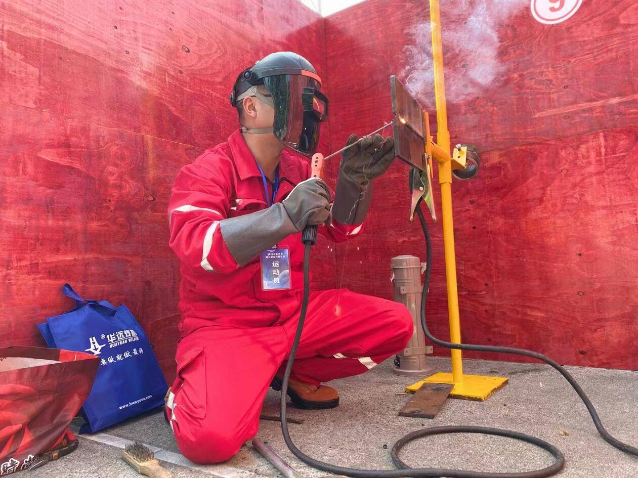 焊工师傅显身手铁板上书写工匠精神