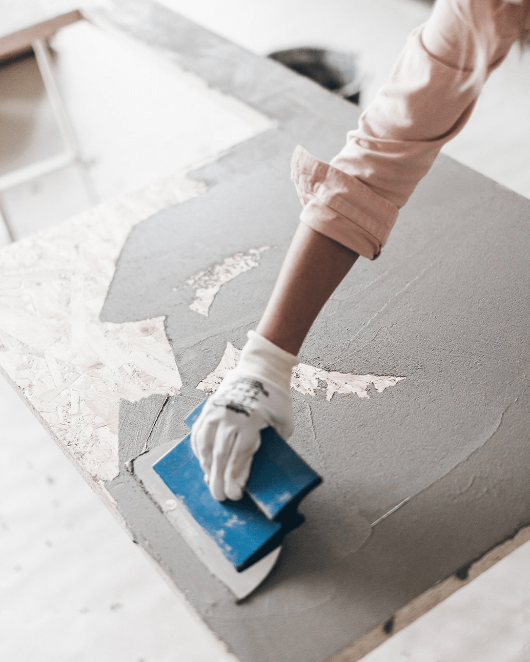 批刮薄薄的一层纳米水泥微水泥本身并不具备防水功能,需要在表面涂刷