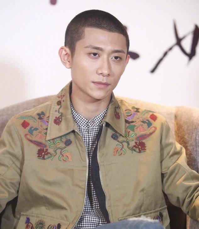 原创本以为热巴寸头够惊艳直到看见钟楚曦寸头终于相信李现审美