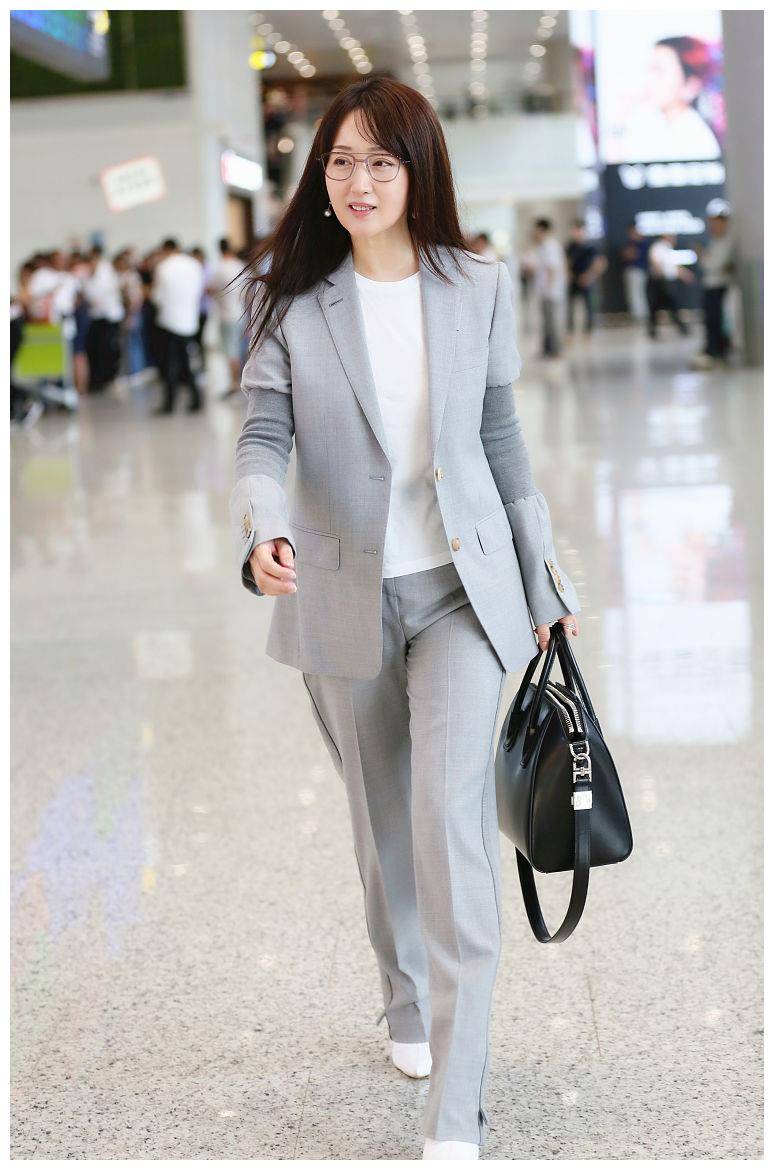 身高158cm的杨钰莹,穿西装精致又优雅,小个子展示出大气场!