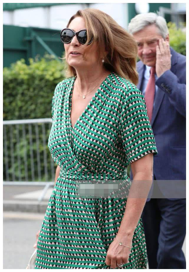 原创凯特父母再次看温网63岁凯特妈妈穿清新绿裙撞衫女儿竟然稳赢