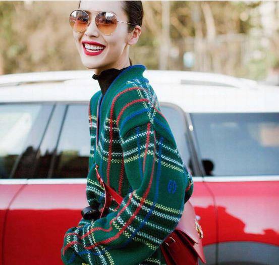 刘雯新装红配绿,撞色美出新高度,堪称时尚界"活体教科书"_红色_衣服