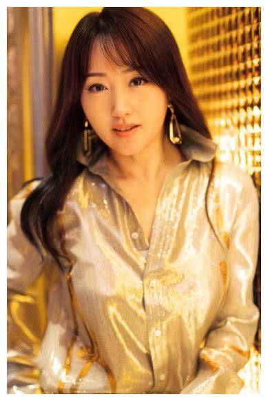 48岁杨钰莹越活越好看,金丝衬衫配百褶裙,好身材一览无余