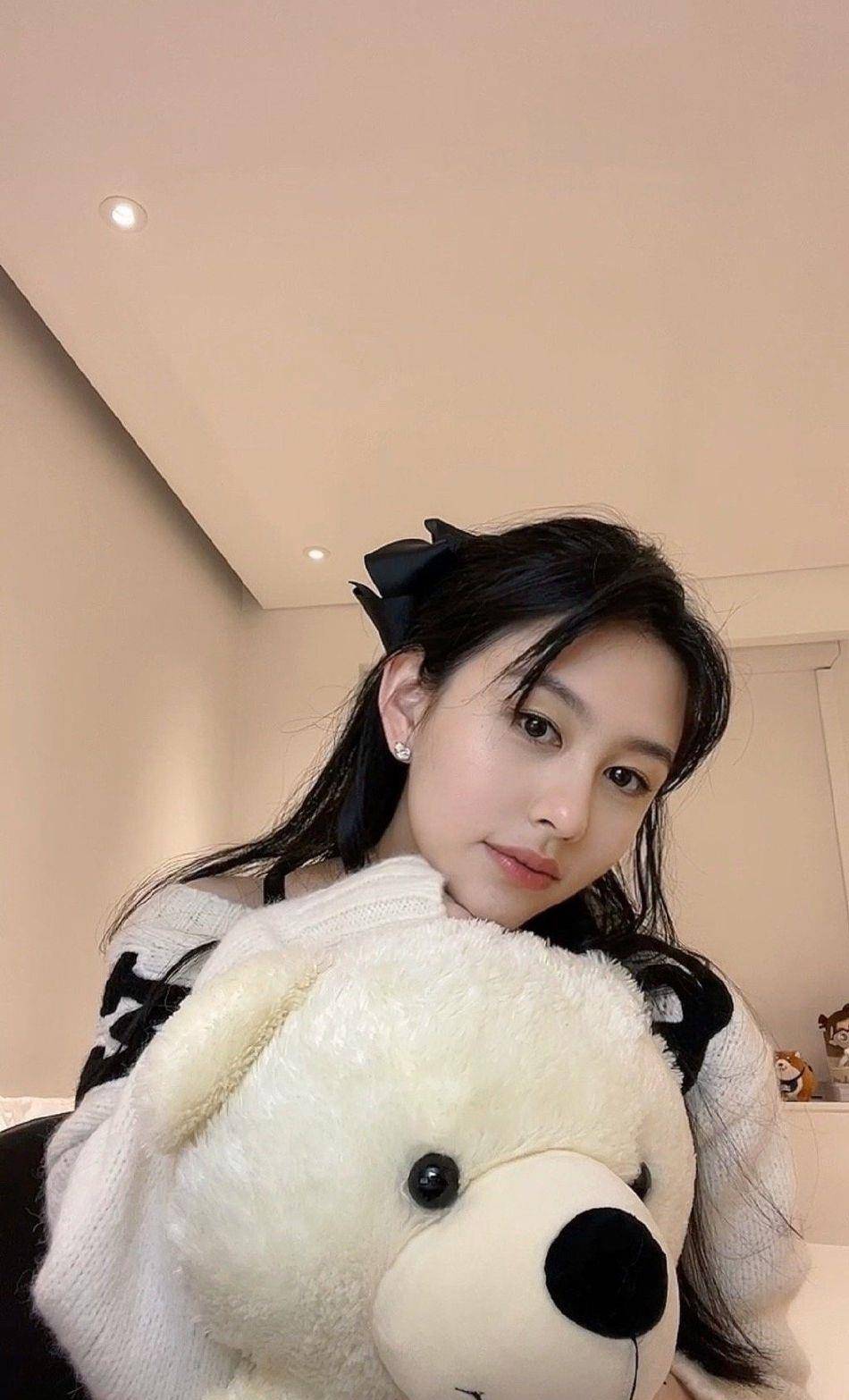 原创邱淑贞22岁女儿近照时尚半露香肩姿势好诱人长相精致如雕塑