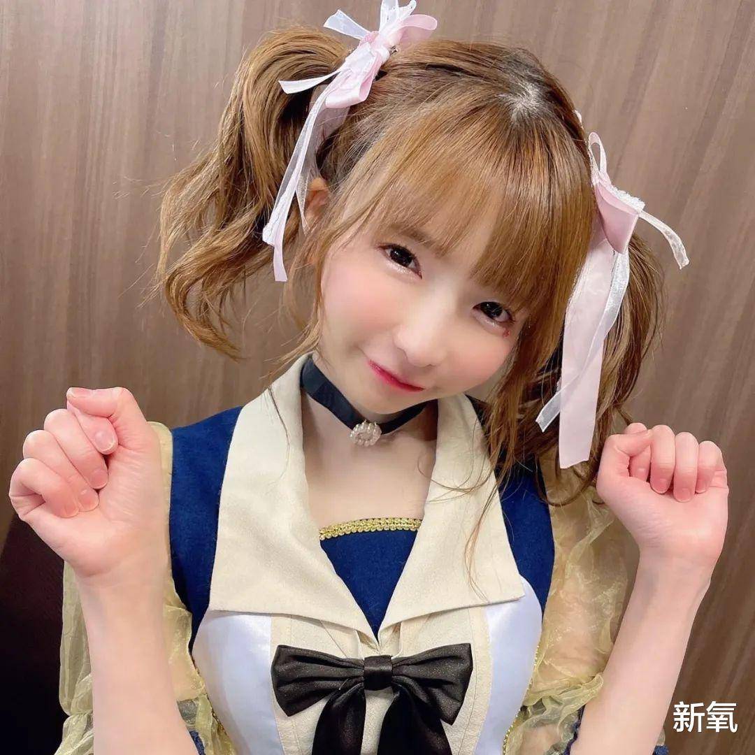 萌梓从此放开了吃,因为特殊的大胃王属性,她光吃不胖,还因为长相可爱