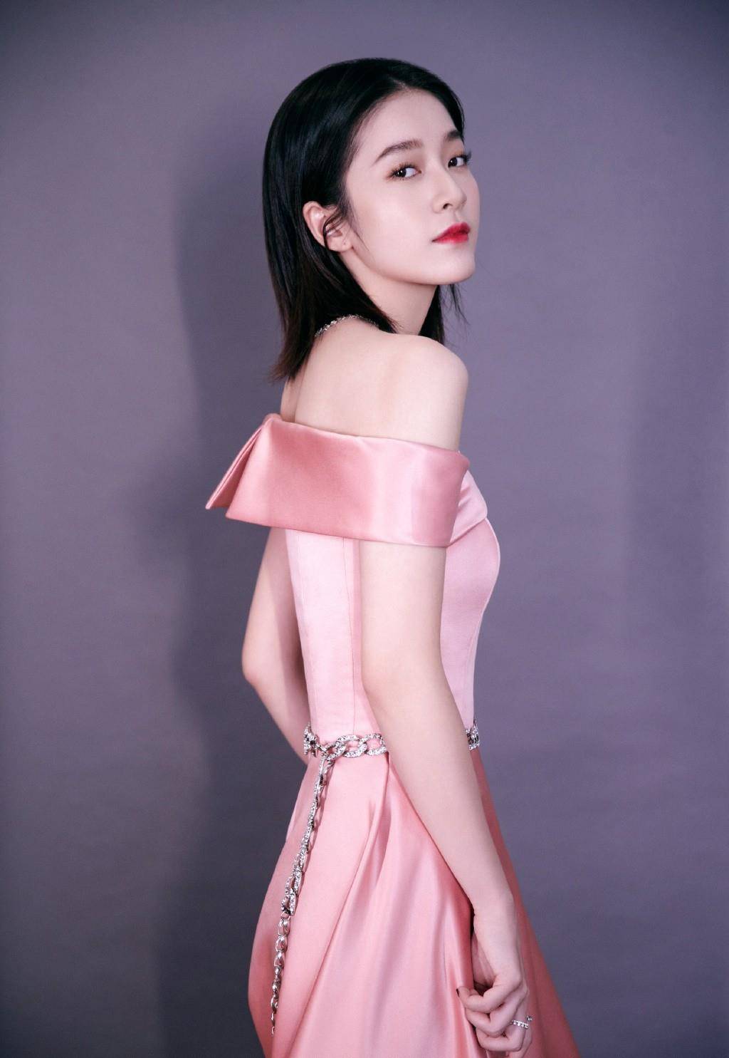 原创张雪迎气质越来越好了穿粉色丝质裙小秀香肩美到骨子里