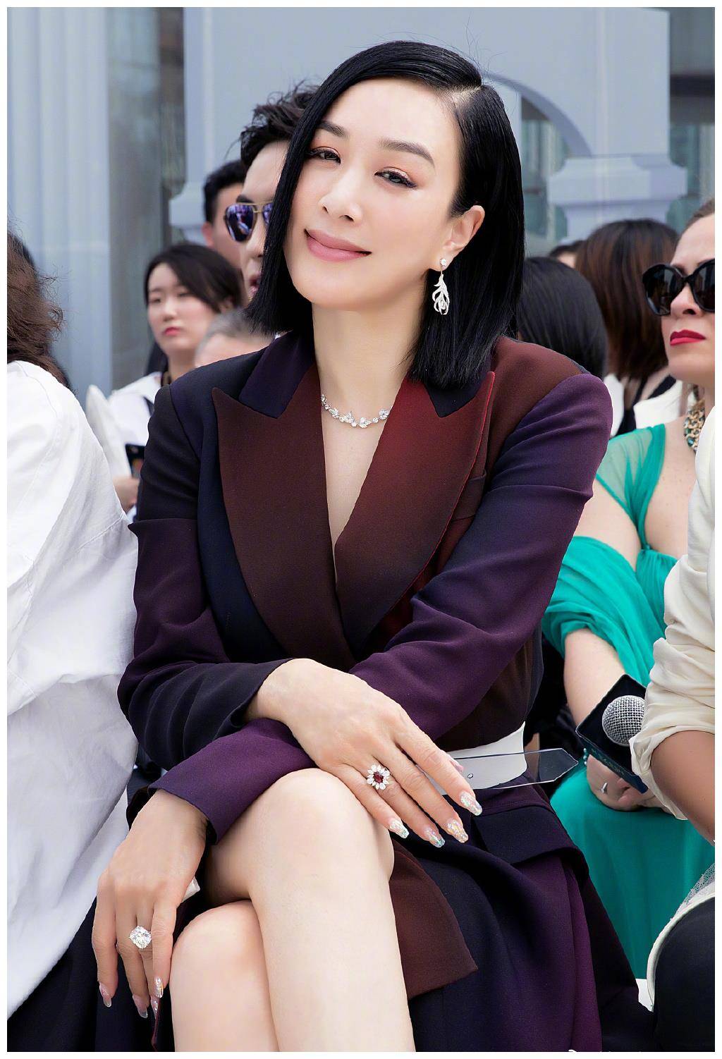 49岁钟丽缇剪锁骨发年轻貌美,穿搭更美_漂亮_效果_时尚