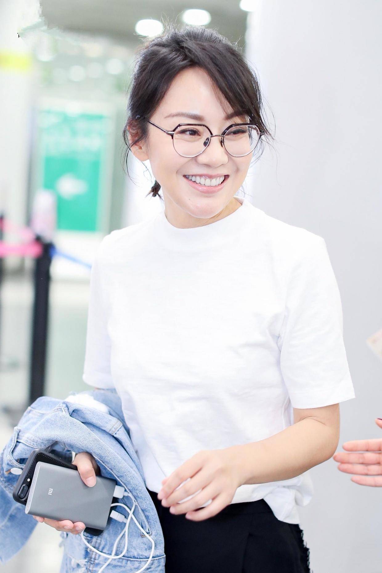 49岁闫妮真是大妈们自信的源泉简单白t恤扎个编发马尾太减龄