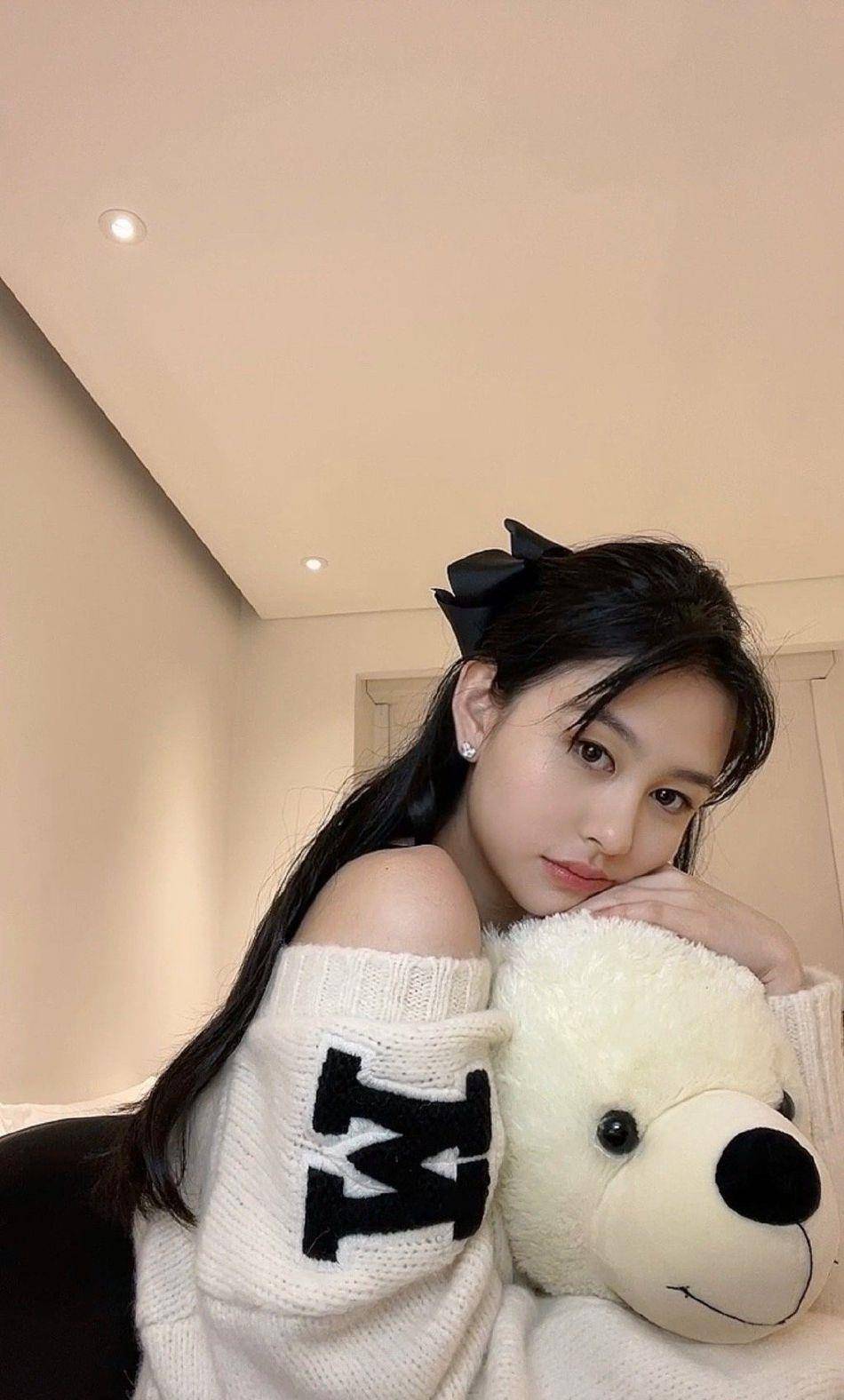 原创邱淑贞22岁女儿近照时尚半露香肩姿势好诱人长相精致如雕塑