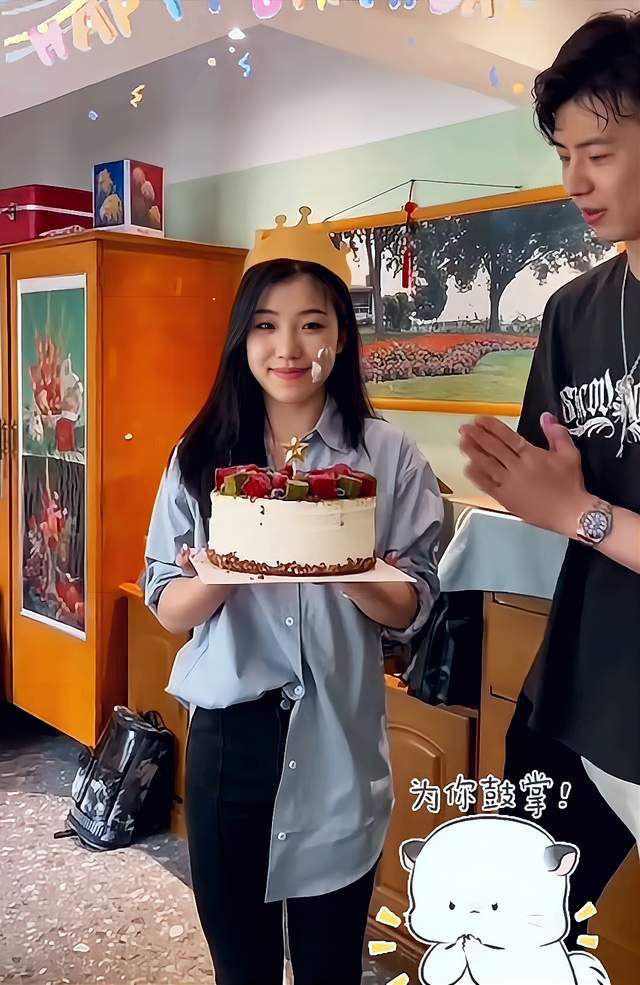 柳鑫宇为王诗玥庆生,划火柴点亮蜡烛,给玥玥抹奶油一脸宠溺_生日_感觉