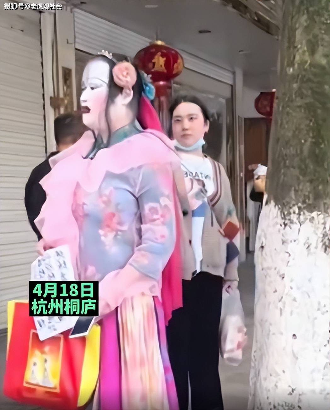 杭州桐庐男子穿奇装异服站立街头疑似被情伤后受到刺激完全变成纸扎人