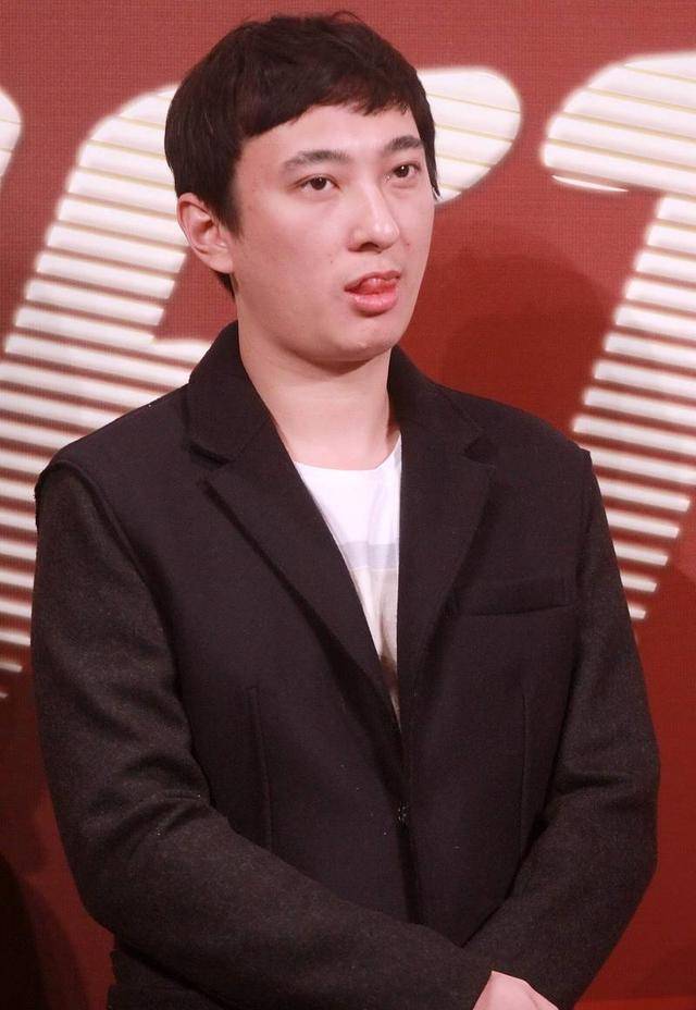 王思聪深夜再现炒饭摊,保镖守护画风逗趣,随行美女身高比他高半头