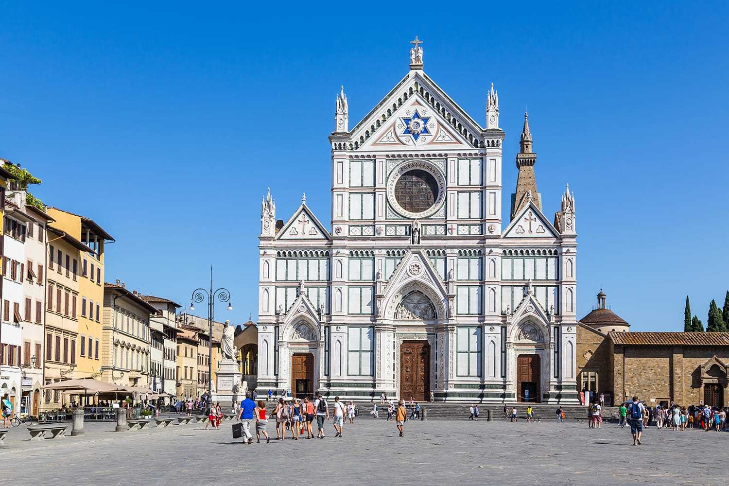 由于我们还没有参观佛罗伦萨的许多教堂,让我们从美丽的圣十字教堂