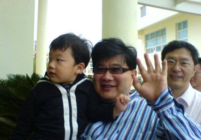 他和太太殷文献是1995年相识的,恋爱不到两年就结婚了,结婚八年之后有