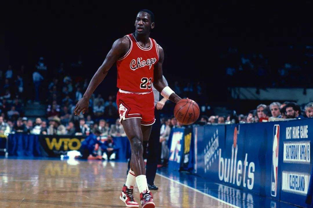 新秀赛季,乔丹的年薪是55万美元,他场均砍下28.2分6.5个篮板5.