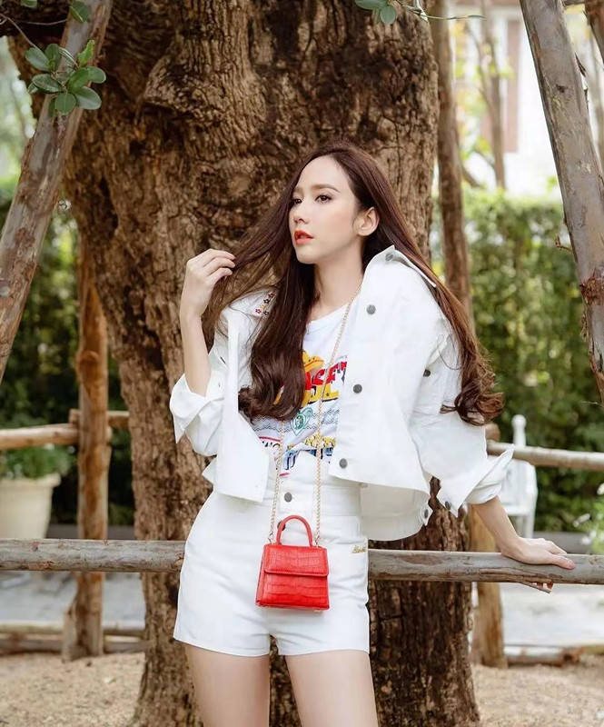 原创泰国完颜拽姐aump把日子过成诗歌把穿搭变成艺术