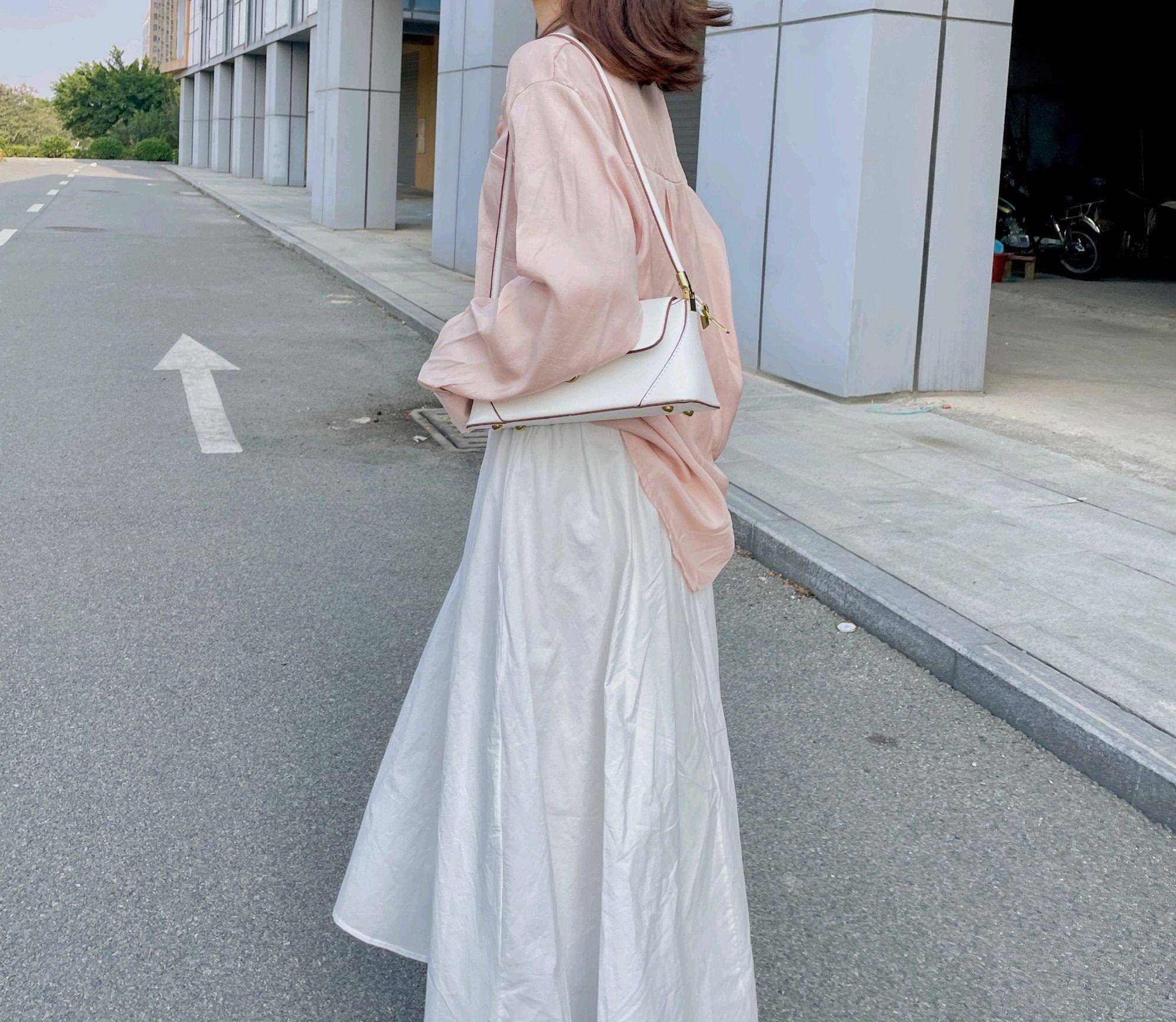 原创李菲儿的美藏不住身穿牛仔外套搭配黑色a字半身裙显瘦又洋气