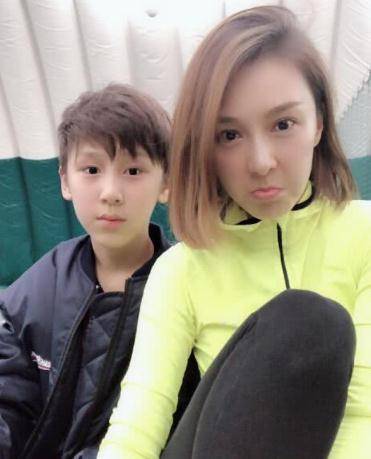 如今两个儿子颜值超高,43岁堪称人生赢家_网友_照片_因为