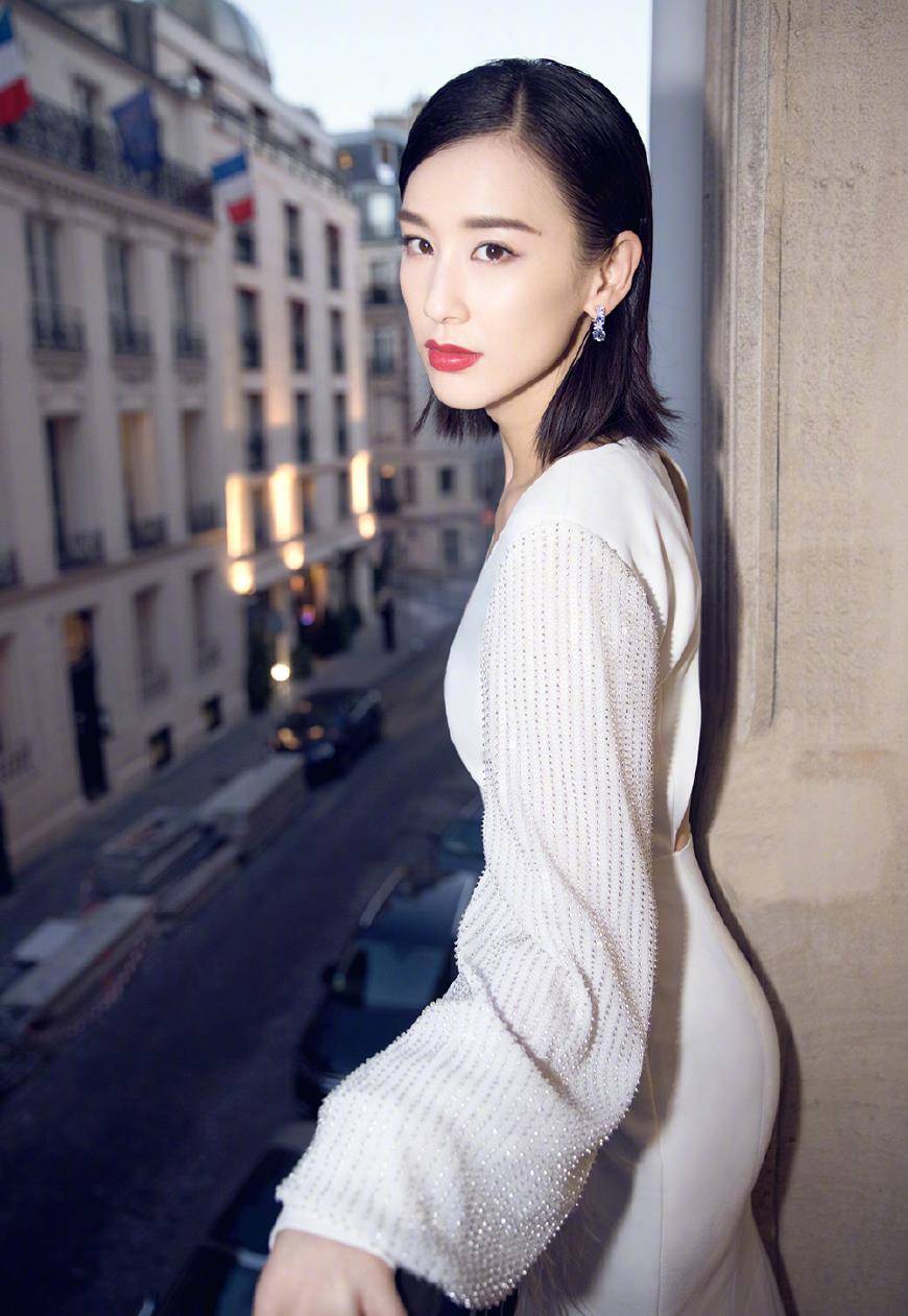 原创38岁黄圣依近照曝光侧面瘦成纸片人身材却被拍成五五分